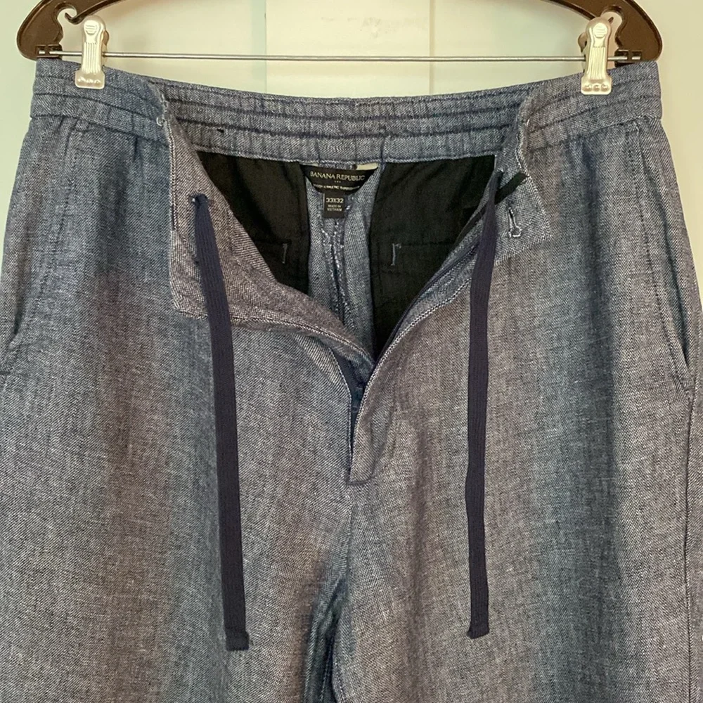 Banana Republic Mason Athletic tapered pants. Linen and cotton blend.